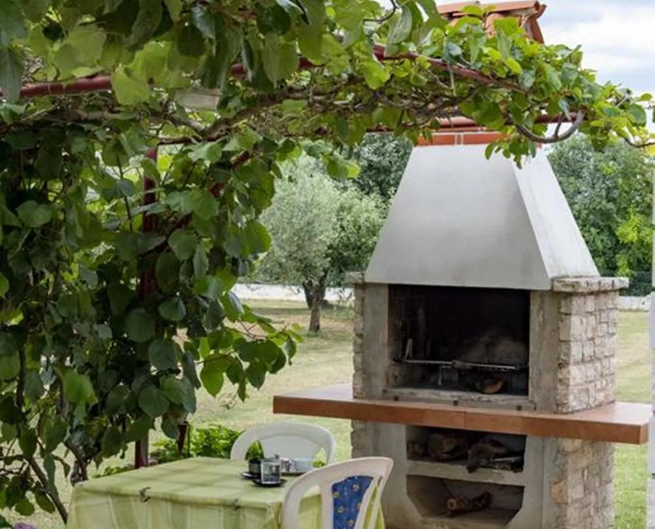 Flower Garden Rhapsody - Modern Family Apartments Near Fažana