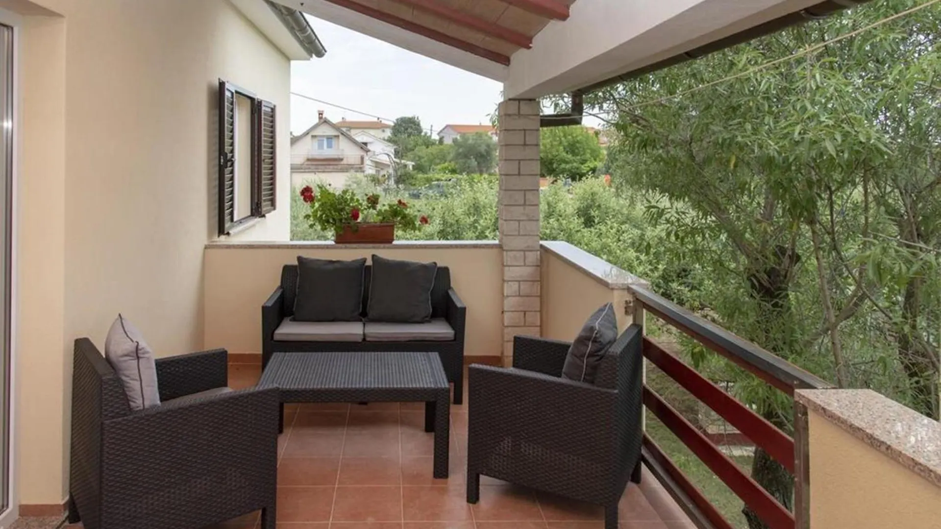 Flower Garden Rhapsody - Modern Family Apartments Near Fažana Croatie