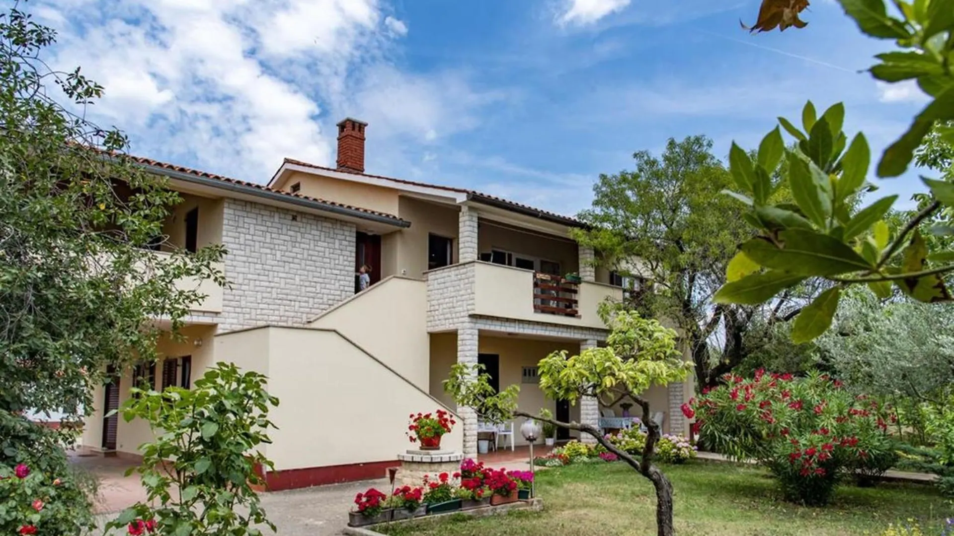 Flower Garden Rhapsody - Modern Family Apartments Near Fažana 0*,