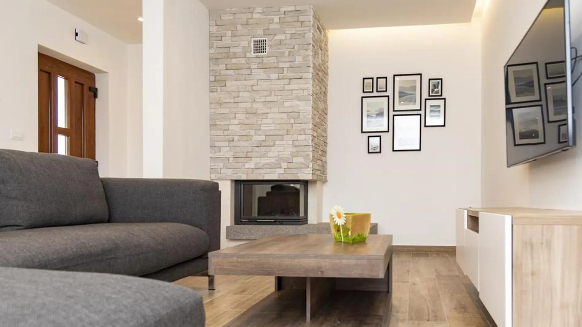 Flower Garden Rhapsody - Modern Family Apartments Near Fažana