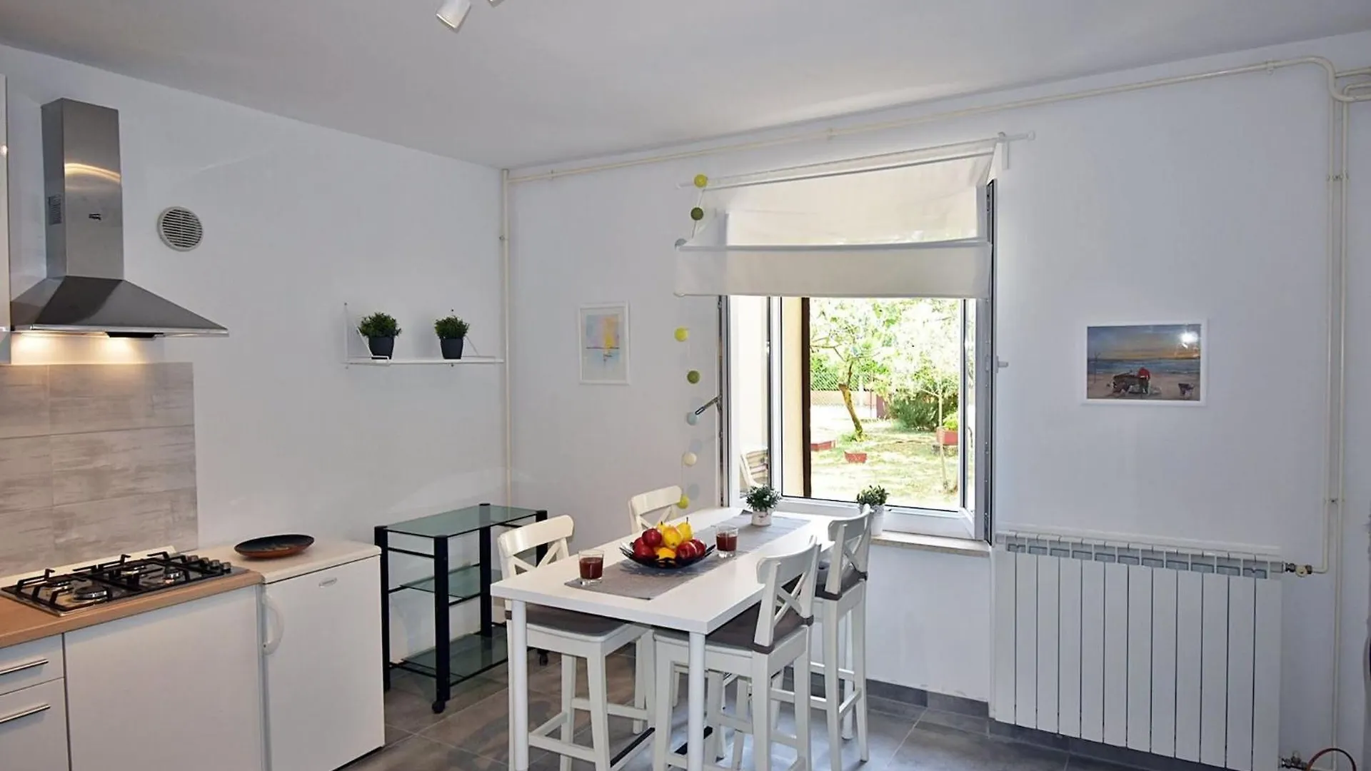 Flower Garden Rhapsody - Modern Family Apartments Near Fažana