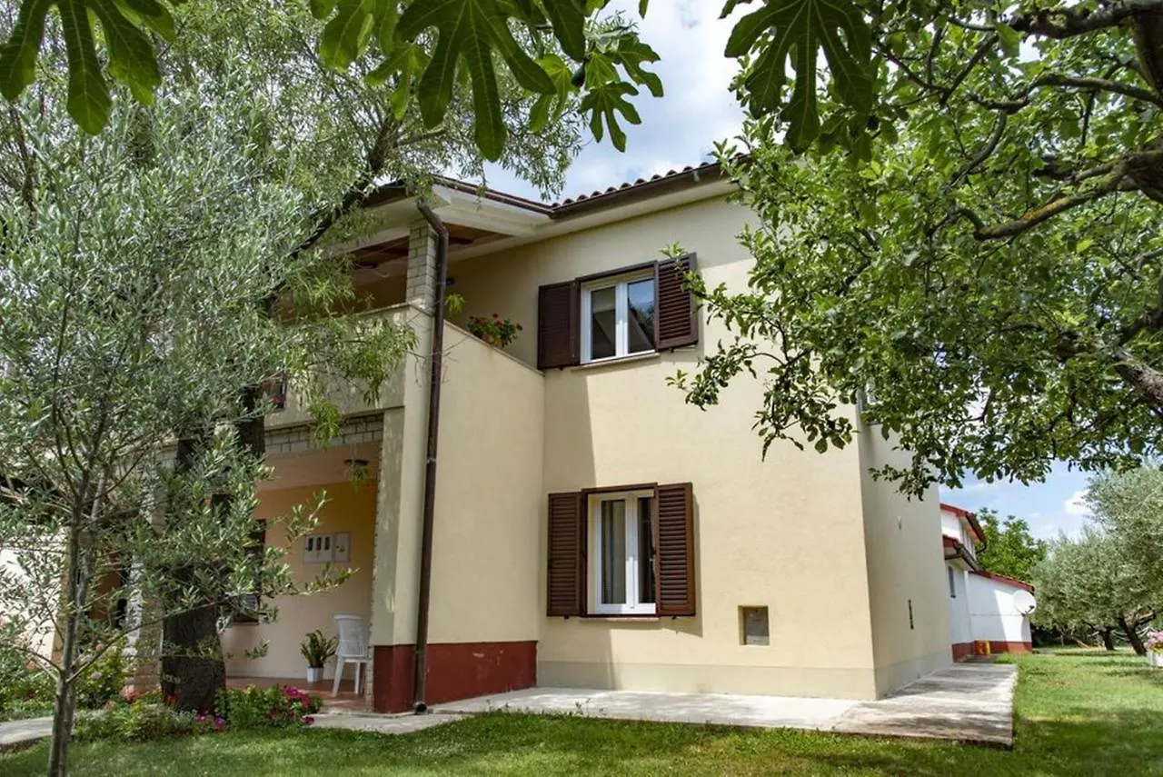 Flower Garden Rhapsody - Modern Family Apartments Near Fažana