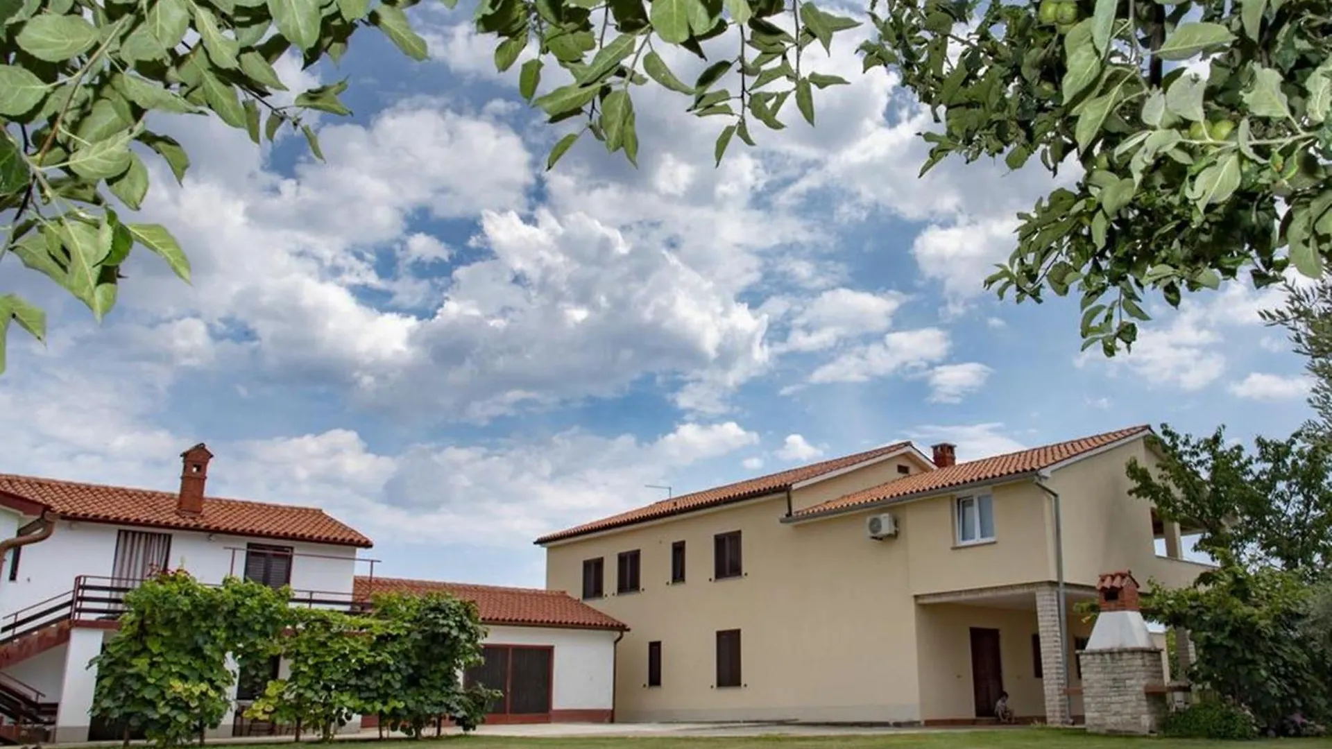 Flower Garden Rhapsody - Modern Family Apartments Near Fažana